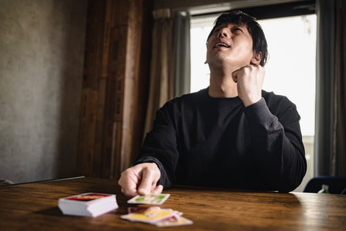 勝利の瞬間にガッツポーズをするプレイヤー