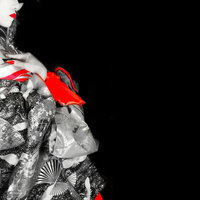 花魁メイクと着物姿の女性の伝統的な和装姿の写真