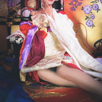 花魁の扮装をした女性の和風メイクと着物姿の写真