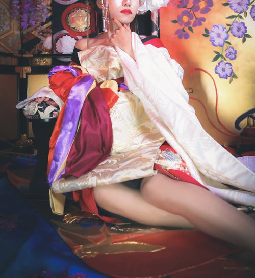 花魁の扮装をした女性の和風メイクと着物姿