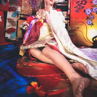 豪華絢爛な花魁の和風メイクと着物姿の髪飾りと帯結びの写真