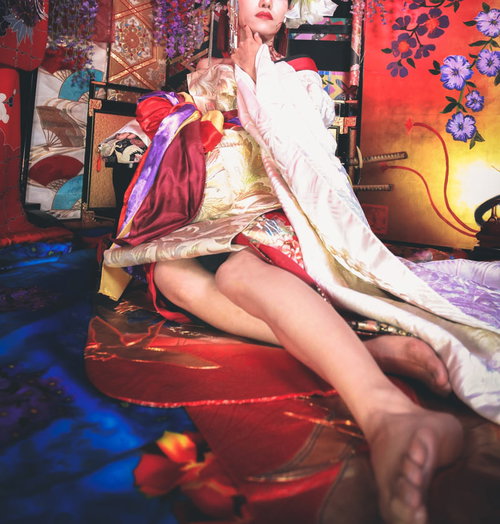 豪華絢爛な花魁の和風メイクと着物姿の髪飾りと帯結び