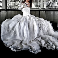 高架下のコンクリート空間でウェディングドレス姿の女性の写真