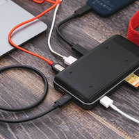 MacBookに繋ぐUSB-Cハブとケーブルの写真