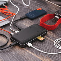 SDカードを挿したり充電もできるUSB-Cハブの写真