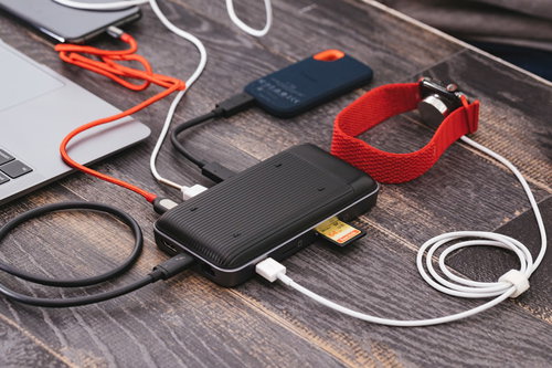 SDカードを挿したり充電もできるUSB-Cハブ
