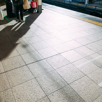 電車を待つ駅のホームの写真