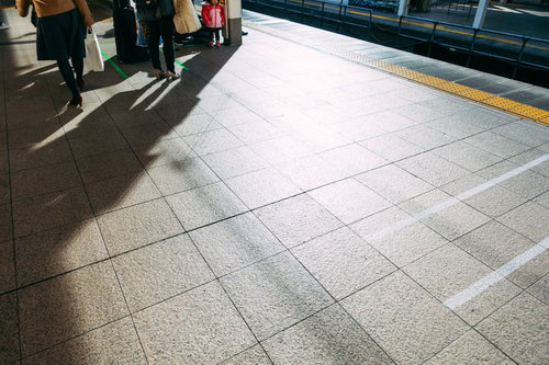 電車を待つ駅のホーム