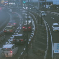 信号待ちの車列が交差点に並ぶ渋滞時の光景の写真