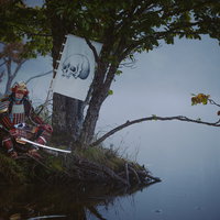 骸骨の武士と二枚胴の甲冑、刀を構える当世具足姿の侍の写真