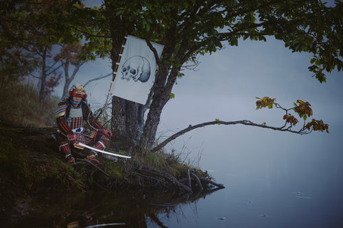 骸骨の武士と二枚胴の甲冑、刀を構える当世具足姿の侍