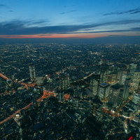 東京都心上空から見た高層ビル群の夜景。オフィス街の写真