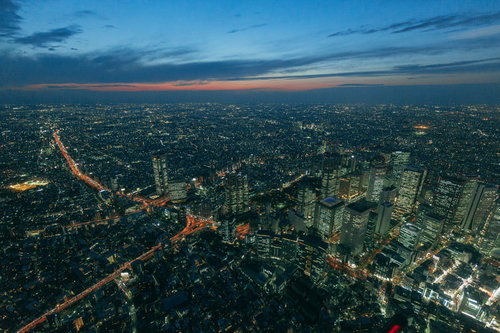 東京都心上空から見た高層ビル群の夜景。オフィス街