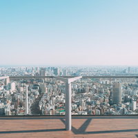 渋谷スカイ屋上から見下ろす雲ひとつない青空と都市景観の写真
