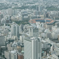 横浜スタジアムが見える高層ビル群の都市風景の写真