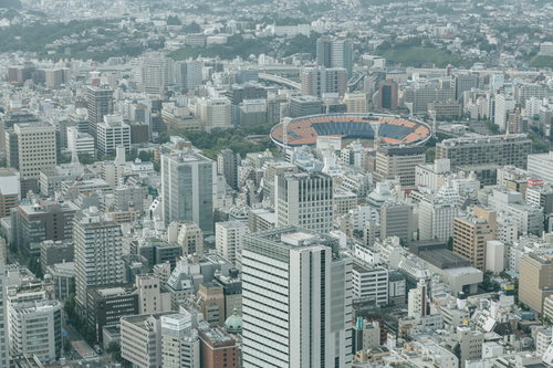 横浜スタジアムが見える高層ビル群の都市風景