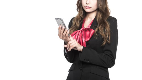 スマホサイトを見て、新しい美容系サイトのアイデアを思いついた美人Webマーケッター