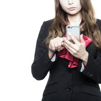 ごめん風邪引いたの！と面倒くさい男へドタキャン嘘メールを送信する女性の写真