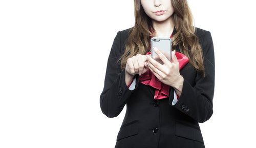 ごめん風邪引いたの！と面倒くさい男へドタキャン嘘メールを送信する女性