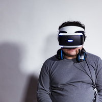 VRヘッドセット装着で酔って一息ついた男性の写真