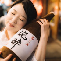 何よりも一升瓶のお酒が大好きな女性の飲み会の写真