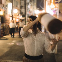 梯子酒（はしご酒）で泥酔し、夜の街で興奮する女性の写真