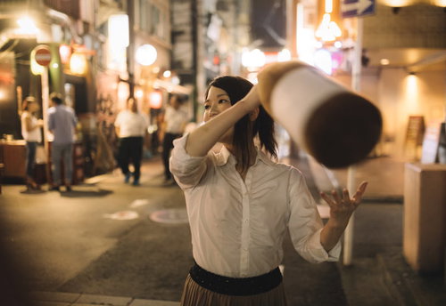 梯子酒（はしご酒）で泥酔し、夜の街で興奮する女性