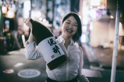 お酒好きにはたまらない！泥酔クッション