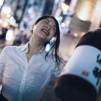 忘年会シーズンによく見かける夜の繁華街での泥酔女性の写真