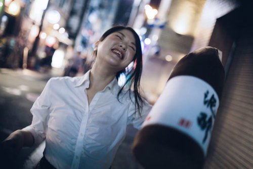 忘年会シーズンによく見かける夜の繁華街での泥酔女性