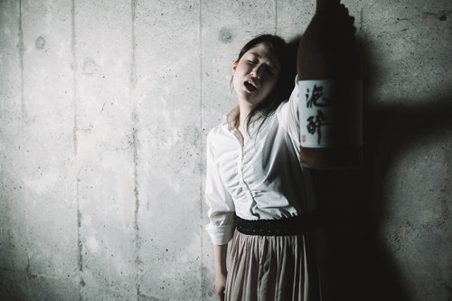 意味不明な奇声を発する泥酔女子