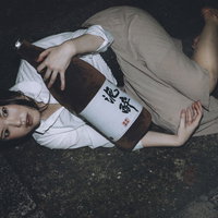 道端で泥酔し、ふと我に返る女性の写真