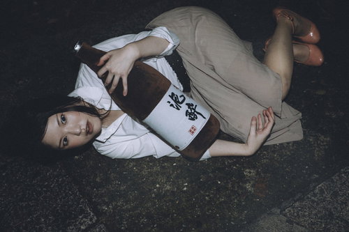 道端で泥酔し、ふと我に返る女性