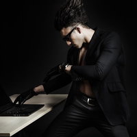 腰にひねりを加えることで、キータッチの速度を従来の37倍にまでアップさせるの写真