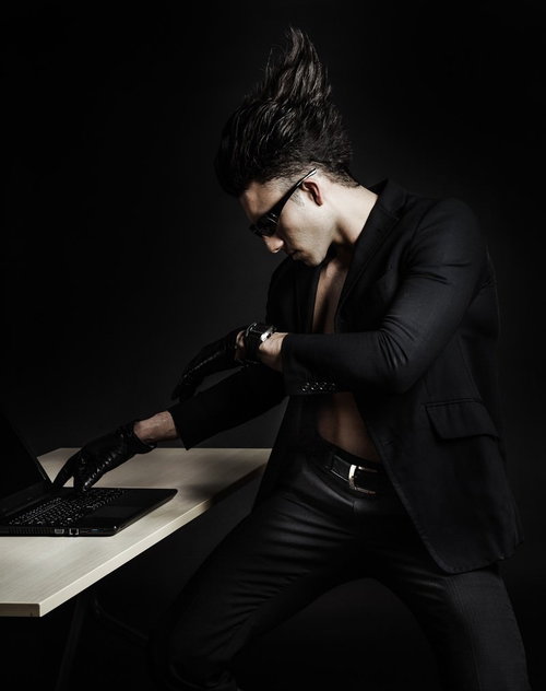 腰にひねりを加えることで、キータッチの速度を従来の37倍にまでアップさせる