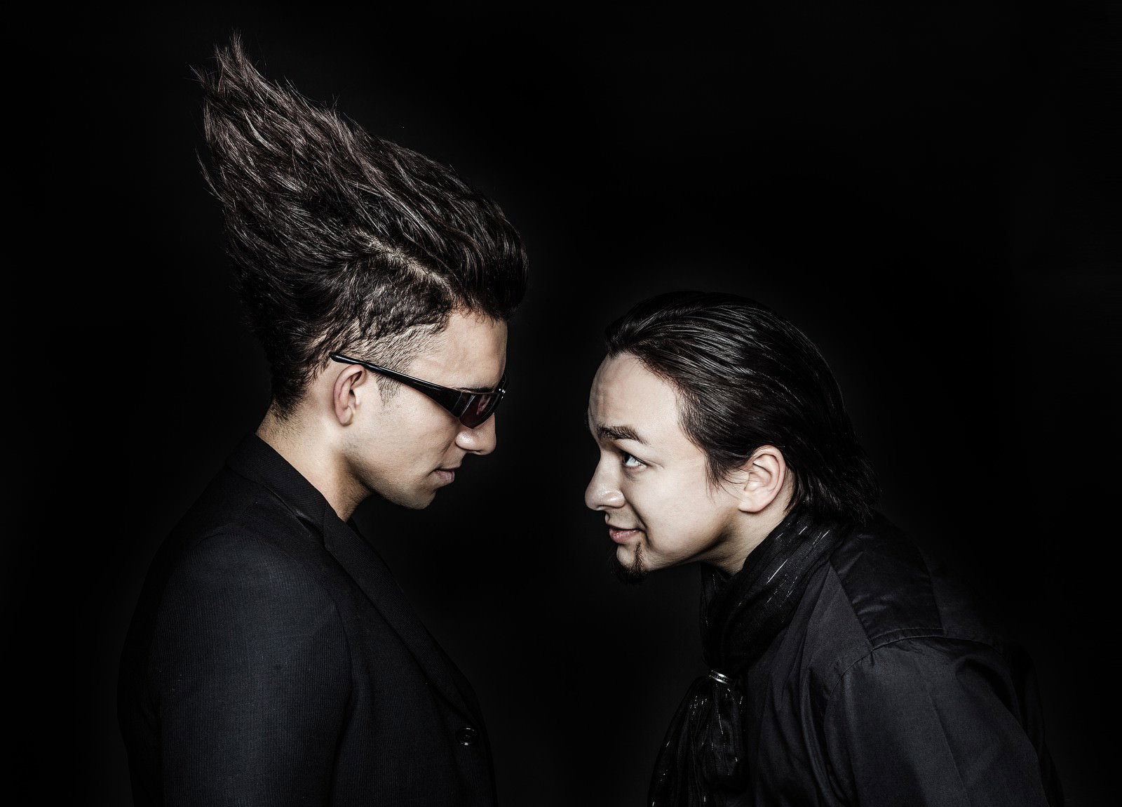 向き合い顔を近づける二人の男性［モデル：Max_Ezaki カウアン］