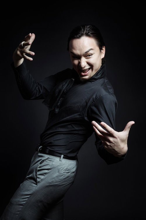 「うちのSEO施策なら、売上倍増まったなし！」とジェスチャーする怪しい外資系セールスマン