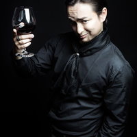 数百万円の有料リンクを販売し、勝利の美酒に酔う悪徳マーケティング業者の写真