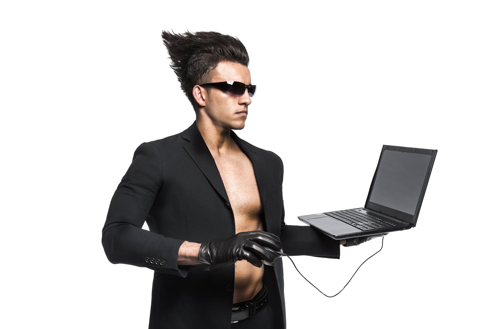 ノートパソコンを持つサングラス姿の男性［モデル：カウアン］