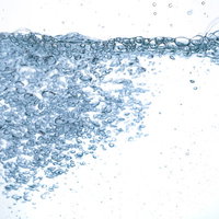 ミネラルウォーターの気泡（水面断面）の写真