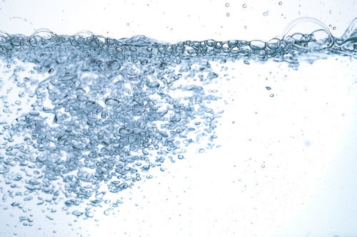 ミネラルウォーターの気泡（水面断面）