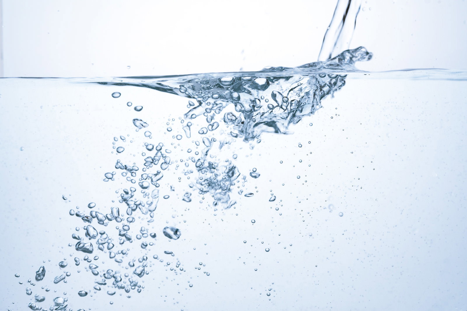透明な水の中に無数の気泡が沈んでいく清涼感のある瞬間
