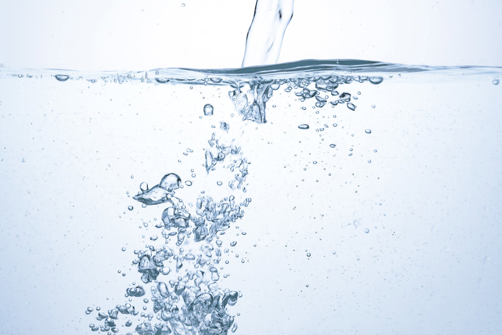 透明な水の中に無数の気泡が舞い上がる清涼感のある写真