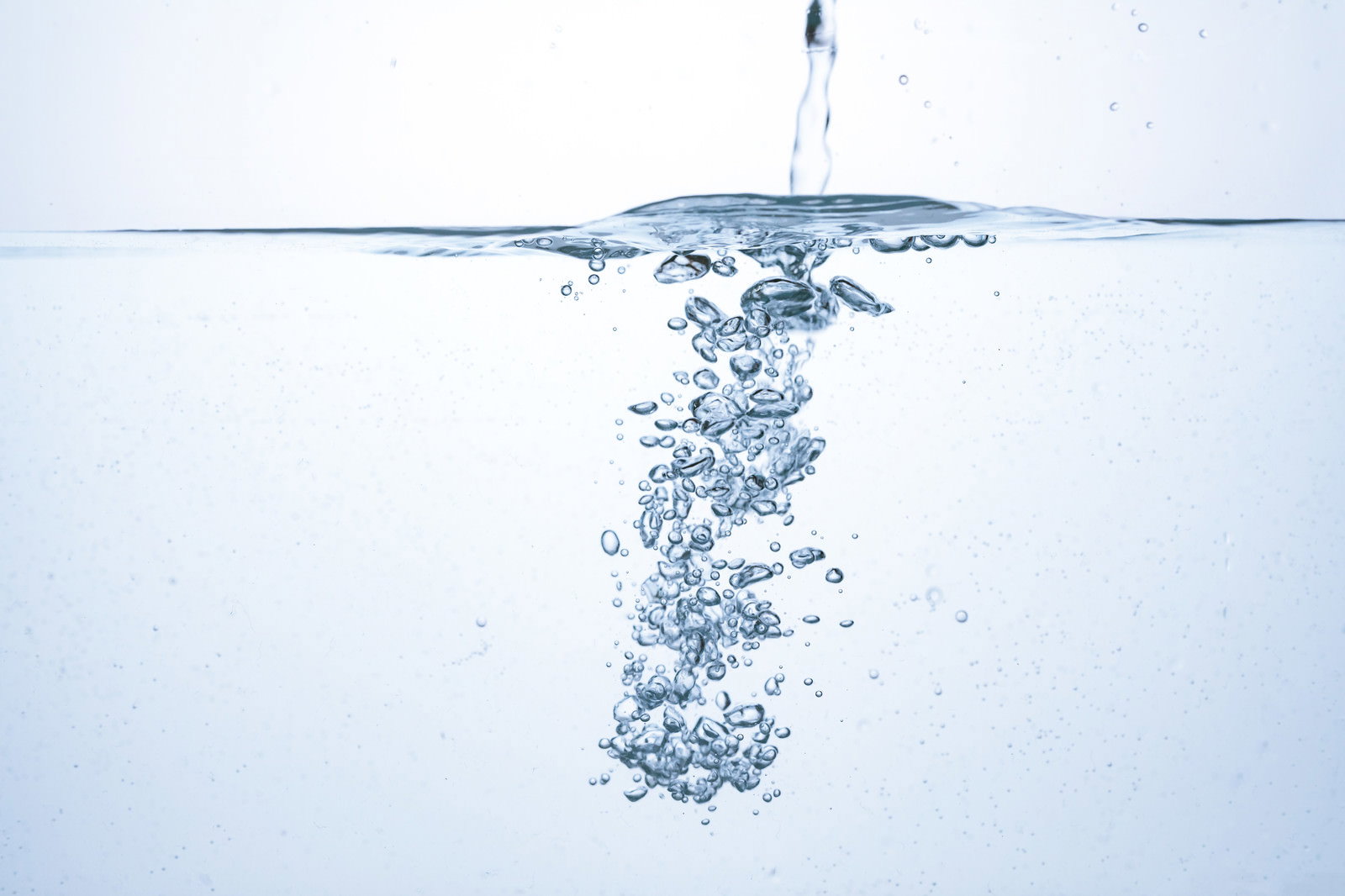 水槽に注がれた透明な水と舞い上がる気泡