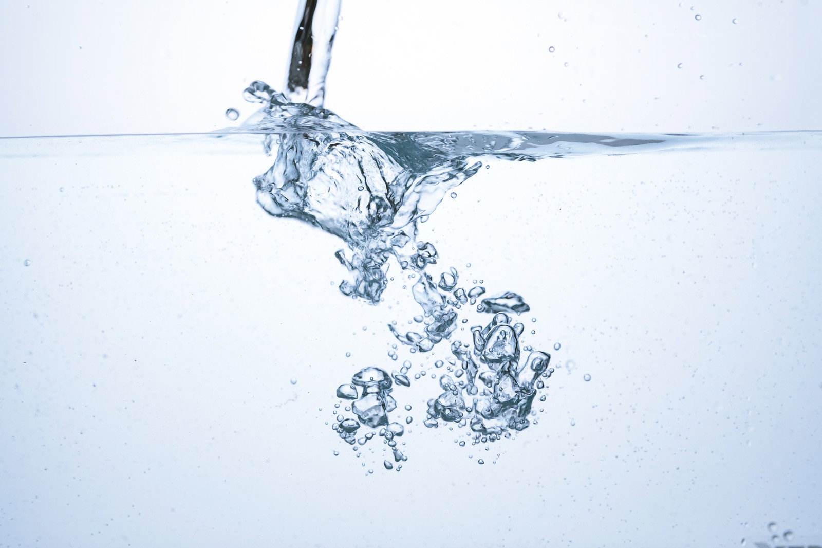 透明な水の中に小さな気泡が浮かび上がっている様子