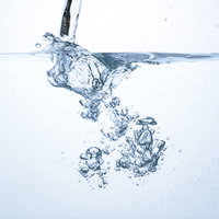 水を入れる瞬間に立ち上る気泡の流れの写真