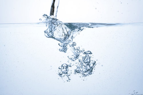 水を入れる瞬間に立ち上る気泡の流れ