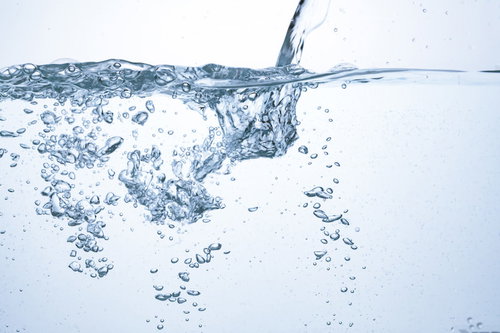 水中の気泡とはじける水しぶき