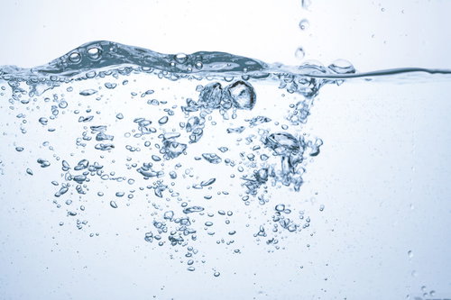 水槽に広がる波と立ち上る気泡の透明感と清涼な水中風景