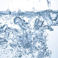 ミネラルウォーターの水槽で勢いよく気泡ぶくぶくの写真